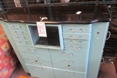 Lote 101 -1 MUEBLE EN MELAMINA DE 16 CAJONES 4 PUERTAS