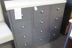 Lote  108 - 1 MUEBLE BAJO DE 12 CAJONES EN MADERA LACADA